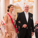 Gjester ankommer gallamiddagen: Fyrst Albert av Monaco og Kronprinsesse Mary av Danmark. Foto: Håkon Mosvold Larsen / NTB scanpix
